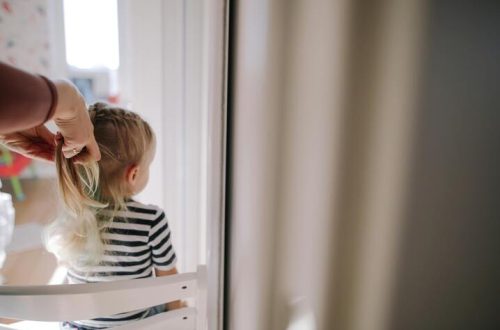 Cómo Cuidar el Cabello de los Niños en Vacaciones - Productos Clave para el Calor, el Frizz y los Campamentos