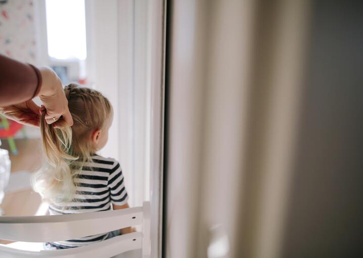 Cómo Cuidar el Cabello de los Niños en Vacaciones - Productos Clave para el Calor, el Frizz y los Campamentos
